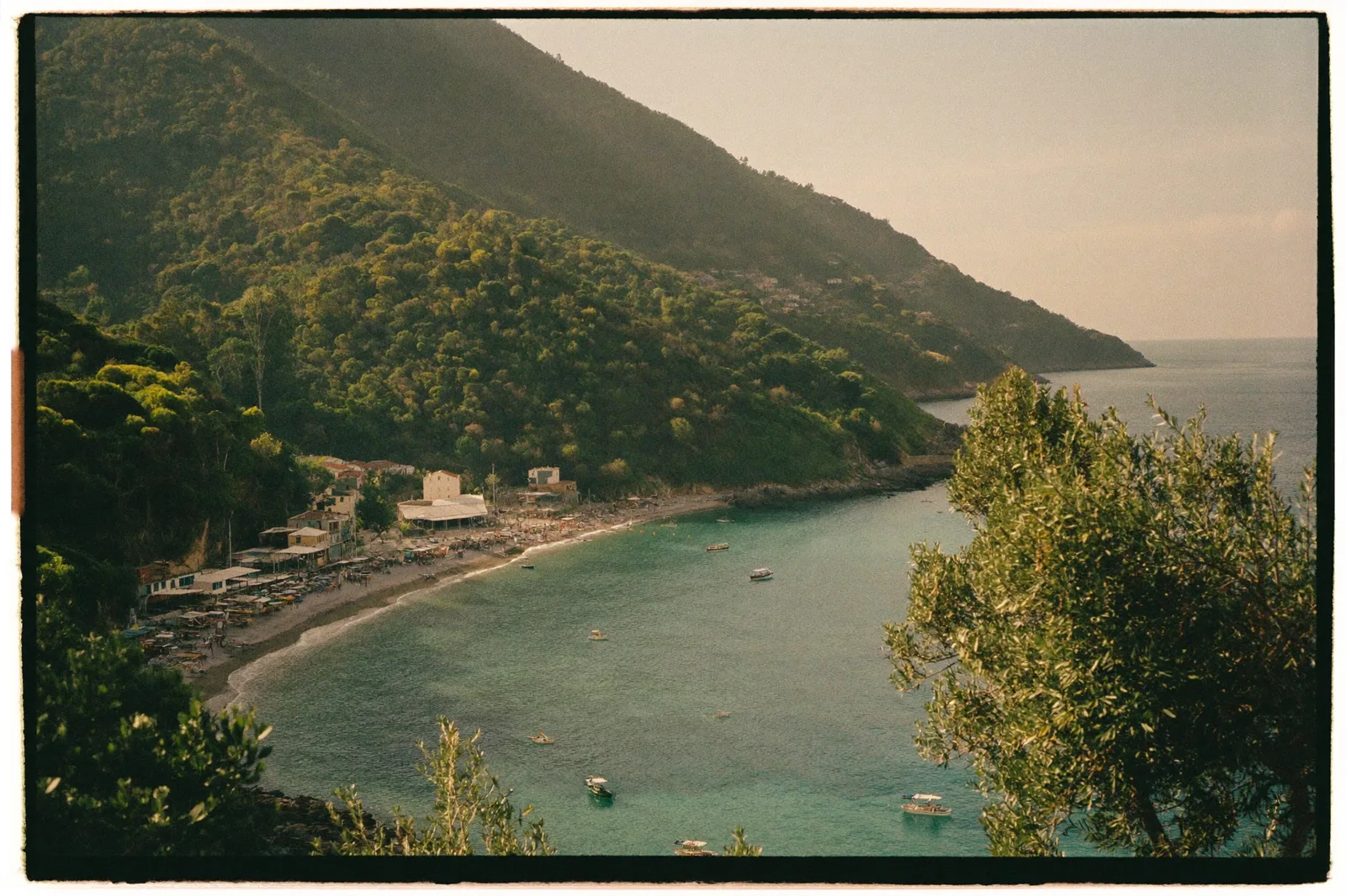 Küste der Insel Ischia im Abendlicht (Symbolfoto)